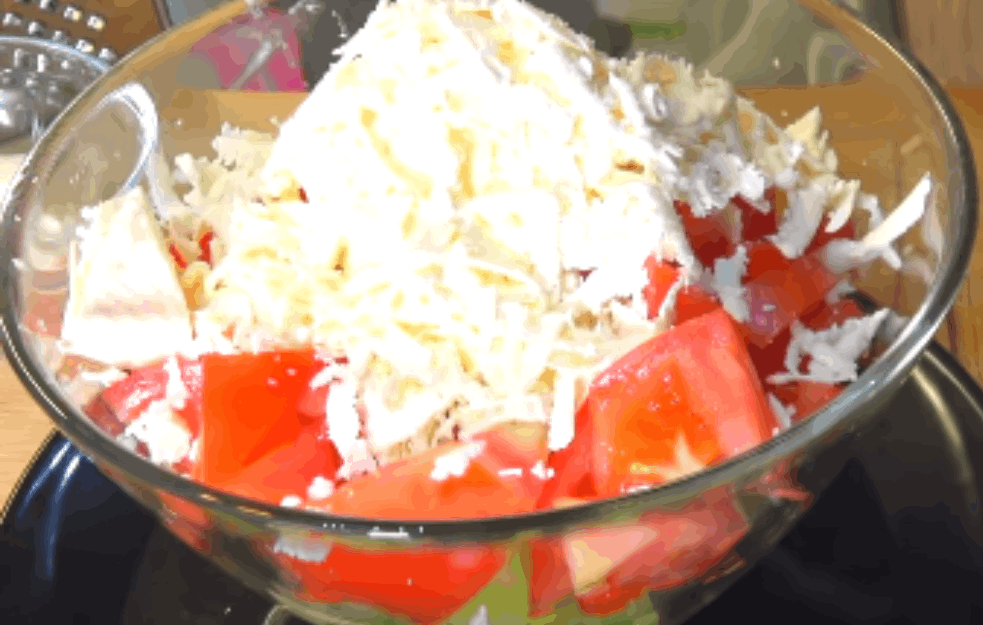 Krastavac i paradajz ne treba stavl<span style='color:red;'><b>jat</b></span>i zajedno u salatu: To je šok za organizam